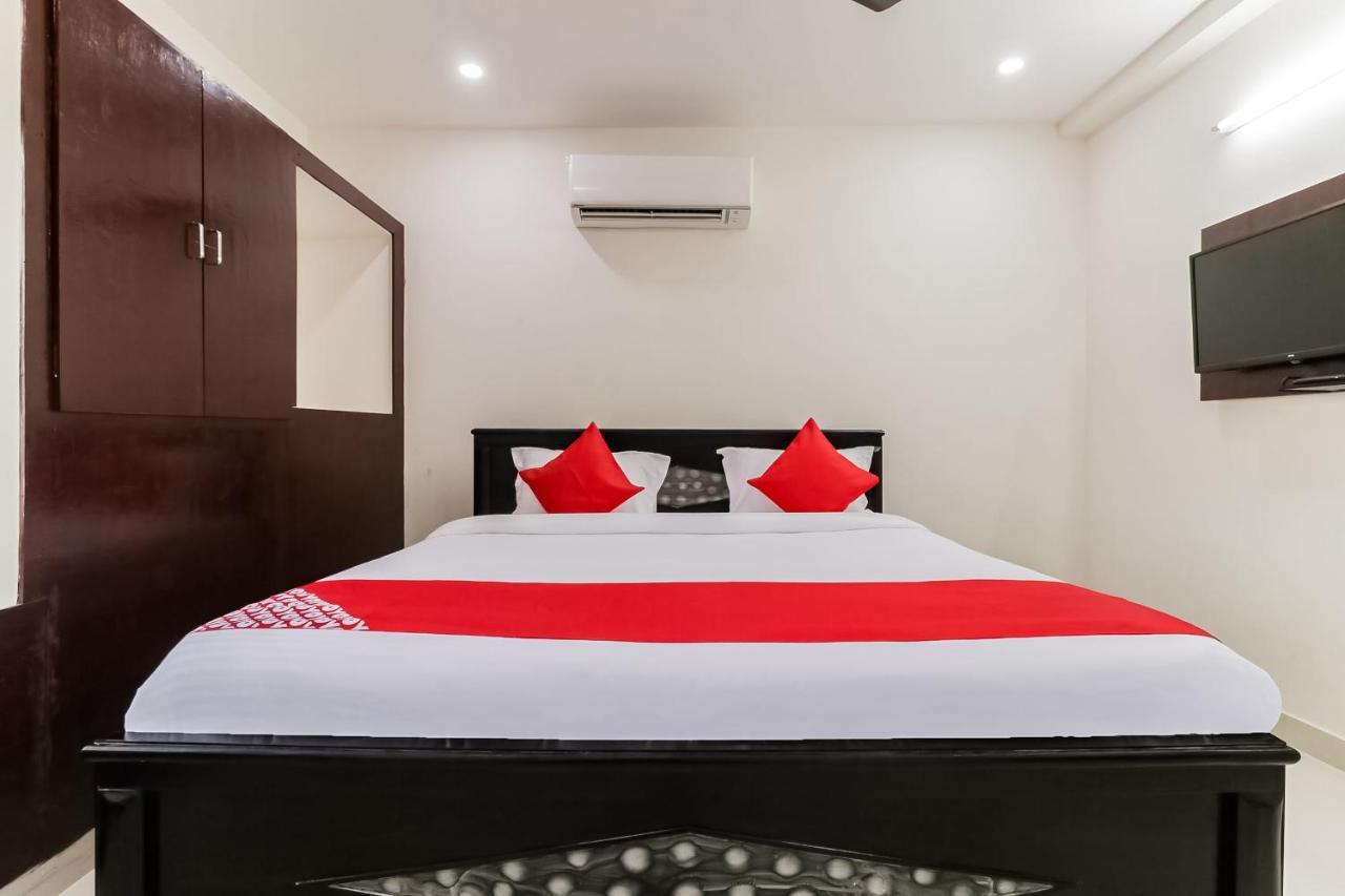 Hotel Oyo Victory Grand Tadepalle Esterno foto