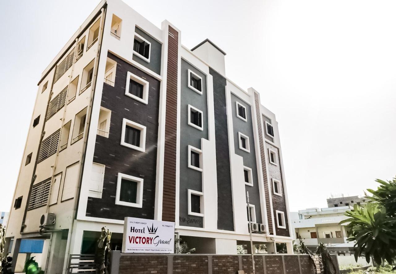 Hotel Oyo Victory Grand Tadepalle Esterno foto