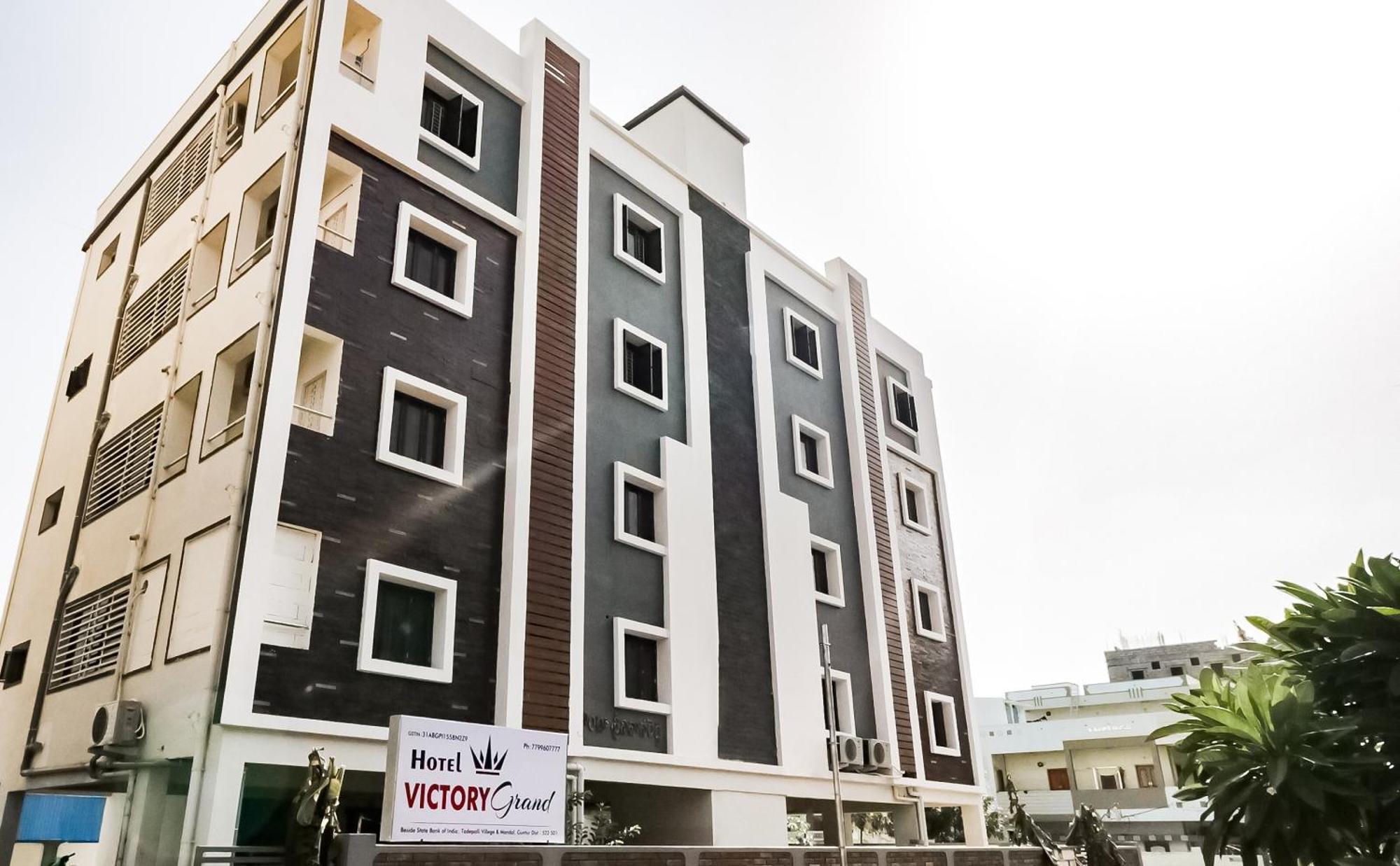 Hotel Oyo Victory Grand Tadepalle Esterno foto