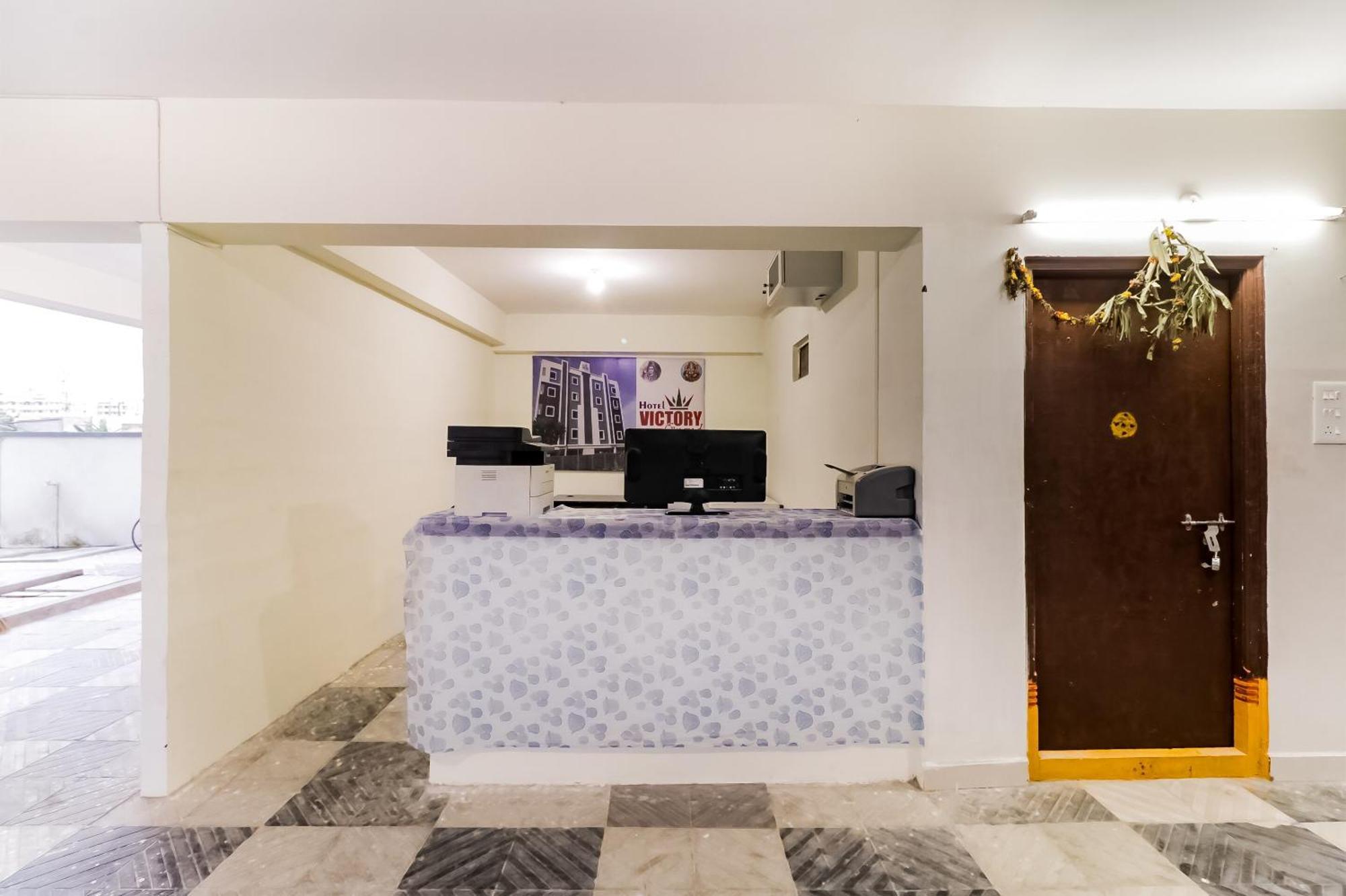 Hotel Oyo Victory Grand Tadepalle Esterno foto