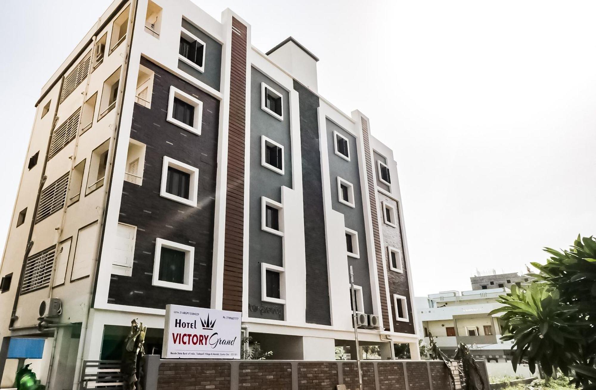 Hotel Oyo Victory Grand Tadepalle Esterno foto