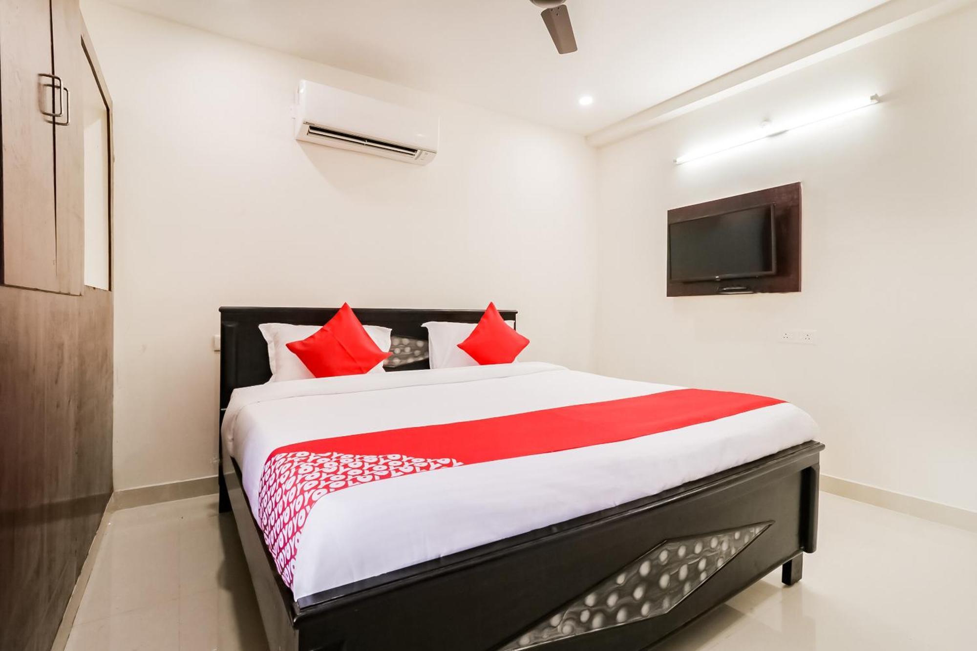 Hotel Oyo Victory Grand Tadepalle Esterno foto